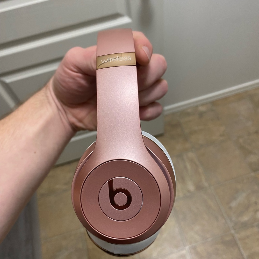 Rose Gold Beats Solo 3 Wireless Headphones EUC - Picture 6 of 7